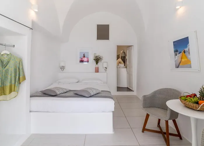 Vogue Oia (Santorini)