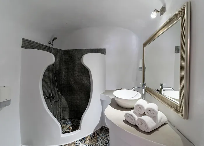 Vogue Hotel Oia (Santorini)