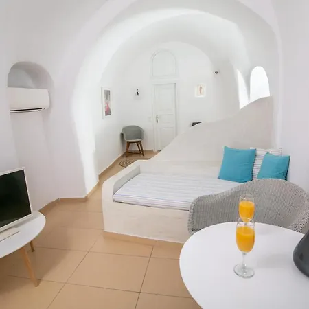 Vogue Hotel Oia (Santorini)