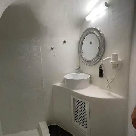 Vogue Hotel Oia (Santorini)