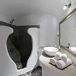 Vogue Hotel Oia (Santorini)