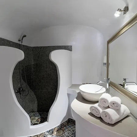 Vogue Hotel Oia (Santorini)